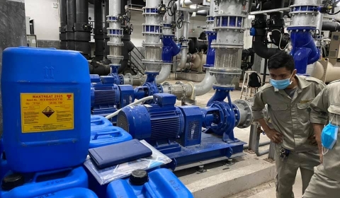 Cung cấp hóa chất xử lý rong rêu và cáu cặn cho tháp giải nhiệt hệ thống lạnh trung tâm (hệ thống chiller)
