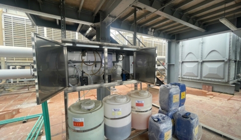 Hóa chất xử lý rong rêu và cáu cặn cho tháp giải nhiệt hệ thống lạnh trung tâm (hệ thống chiller)
